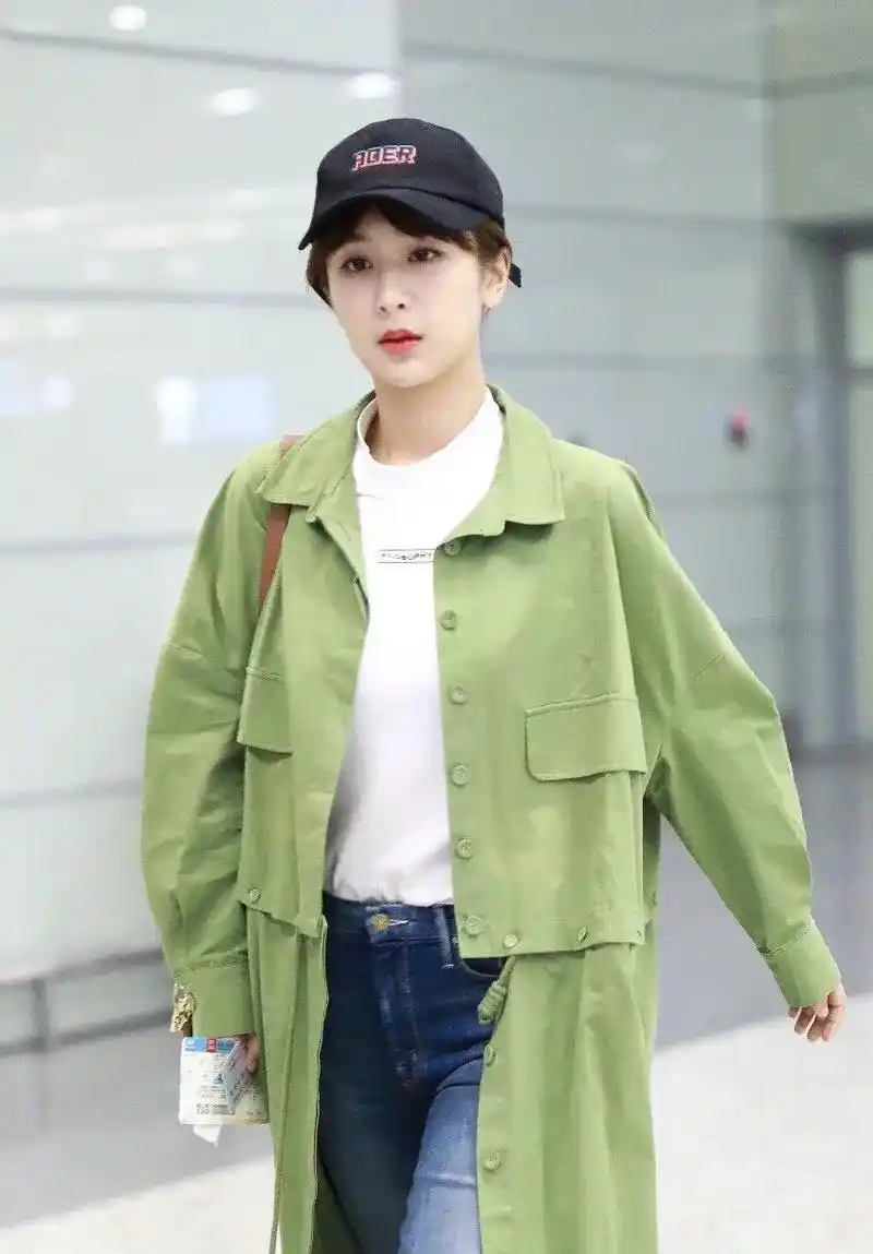 来看看紫妹的私服吧.#杨紫#明星私服 #机场 随性,大方,接 - 抖音