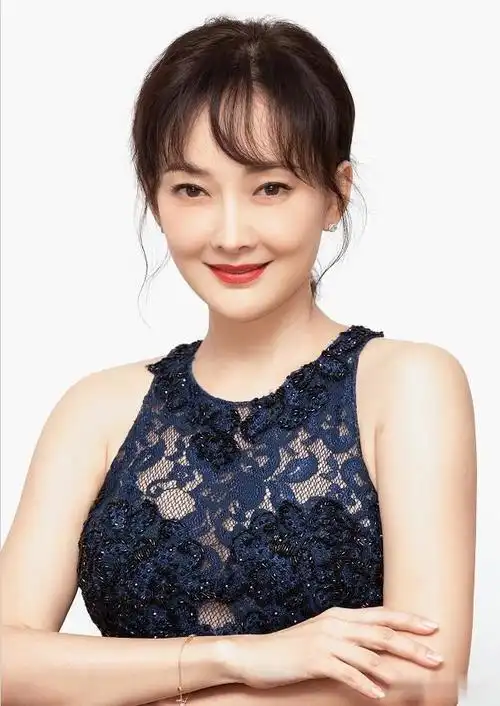 44岁牛莉身材丰满,穿修身镂空长裙勒出水桶腰,气质却越发惊艳