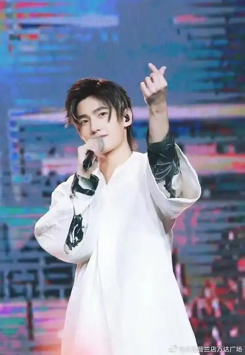 置顶杨洋超话  日月轮转,青涩与稚嫩随时光消逝  流言纷扰,强大与风骨