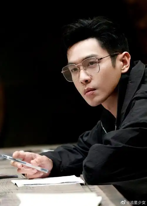 张若昀大侦探金属框眼镜造型##张若昀大侦探收官剧照