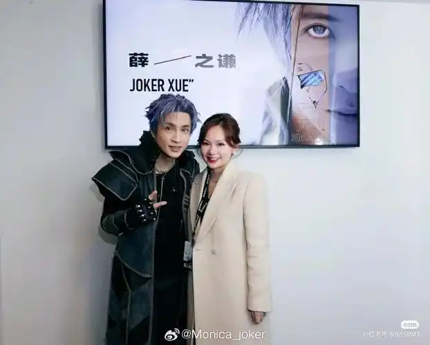 薛之谦纽约演唱会#  薛之谦扭腰合照小合集…  剪刀手 比心(欢迎评论