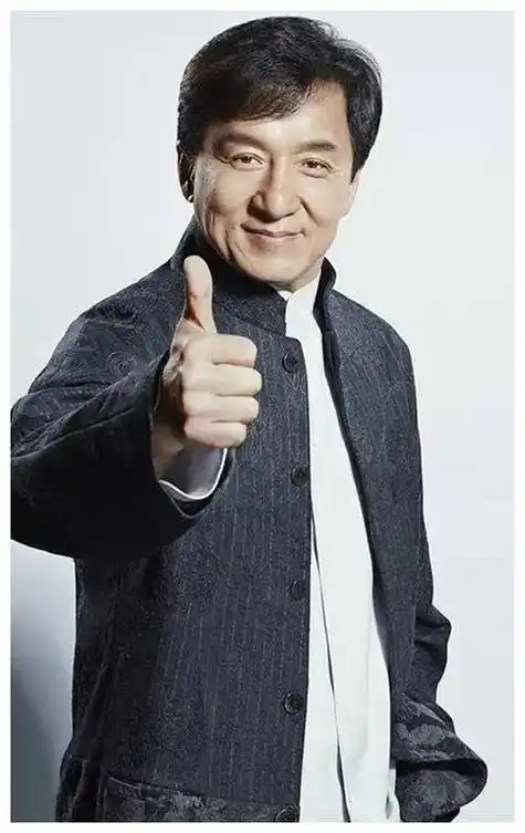 影视巨星成龙,花白头发,硬朗风采不再,走路稍显踉跄._大哥_功夫_精神