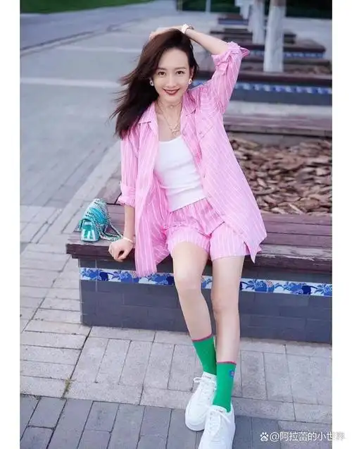 "猫耳朵"的牛仔短裤搭配粉色短袖,王鸥女神大胆挑战芭比粉!