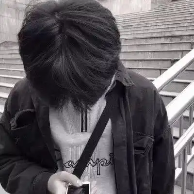 男生失落低头的头像合集男生低头伤感图片