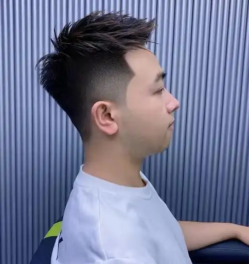 帅气男生短发发型推荐(三款干练的男生短发图片)