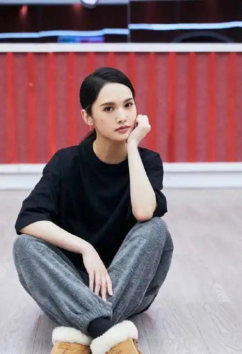 集体晚会,姐姐一个比一个漂亮,小青霞身材前戴花,周笔畅太厉害了_时尚