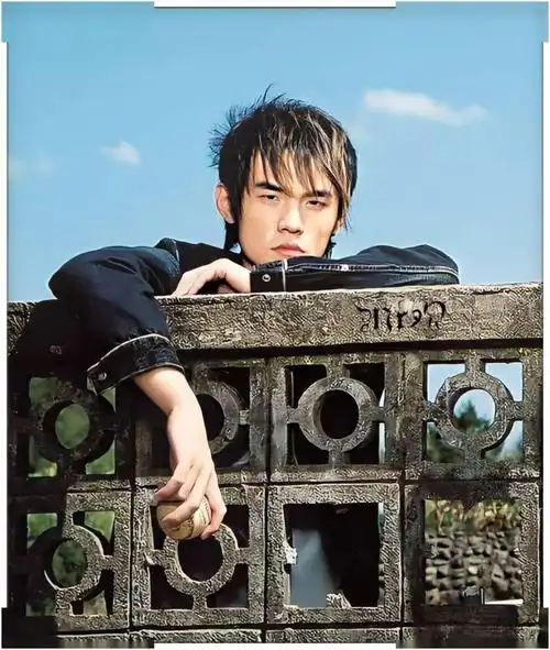 先收藏周杰伦晒老照片20年前的他已经很迷人了多图