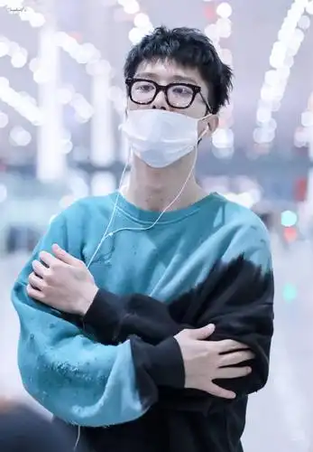 组图范丞丞穿蓝黑卫衣戴口罩现身新发型清爽帅气少年感十足