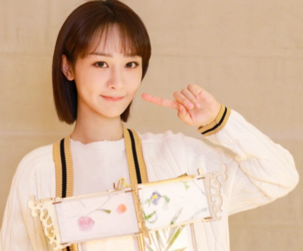 杨紫新节目定妆照,梳两个羊角辫叉腰,嘟嘴卖萌,28岁扮可爱毫无违和感