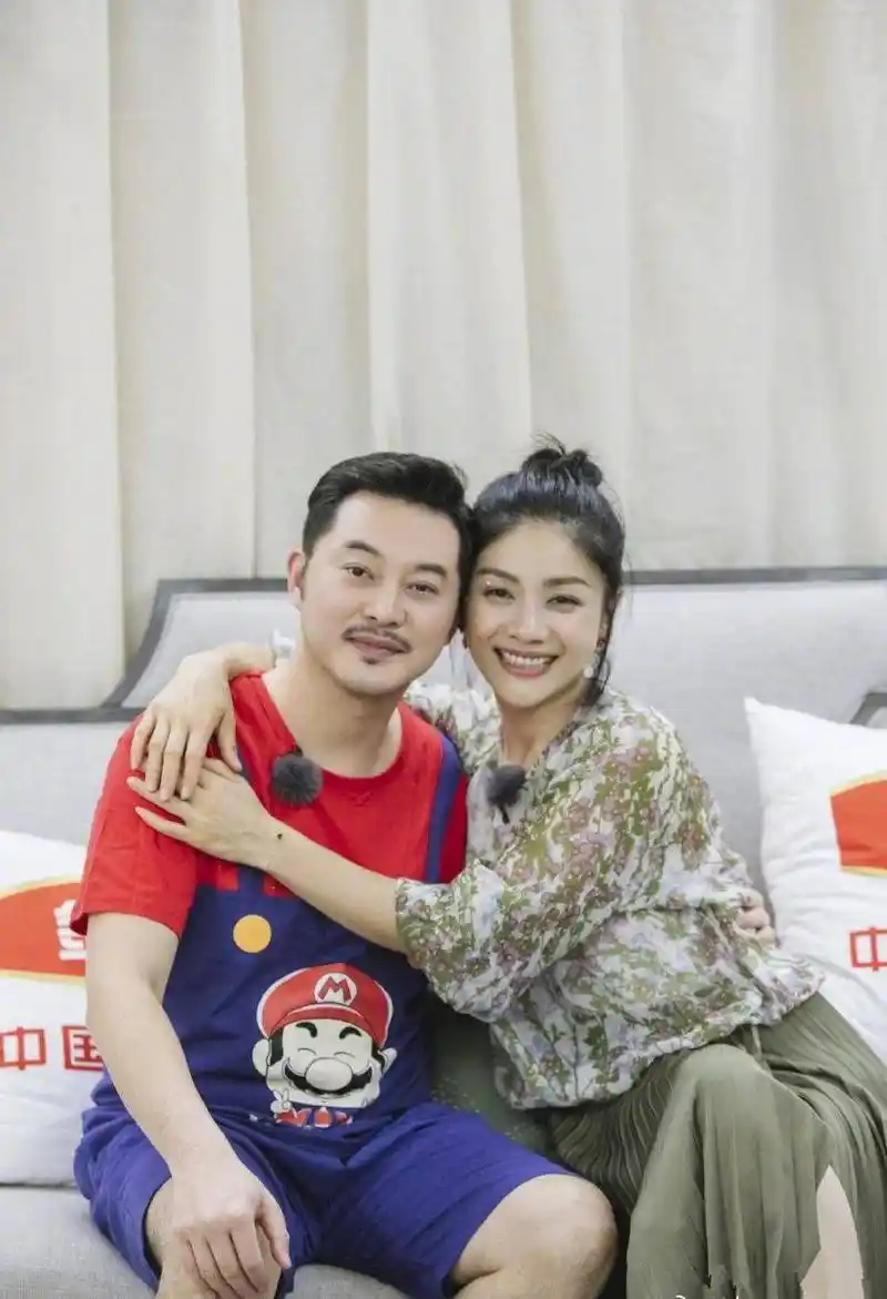 胡可与老公沙溢在娱乐圈恩爱多年,对着一身超级玛丽服略显滑稽的沙溢