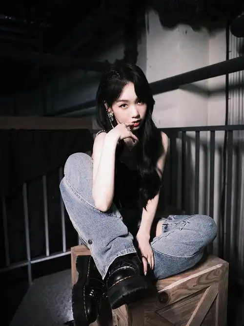 徐梦洁露腰上衣搭破洞牛仔裤辣妹风十足 波浪卷发更显妩媚动人