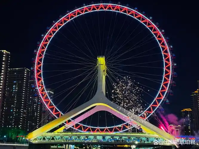 海河已经结冰了冰面上呈现着天津之眼的倒影大家聚集在海河边摩天轮旁