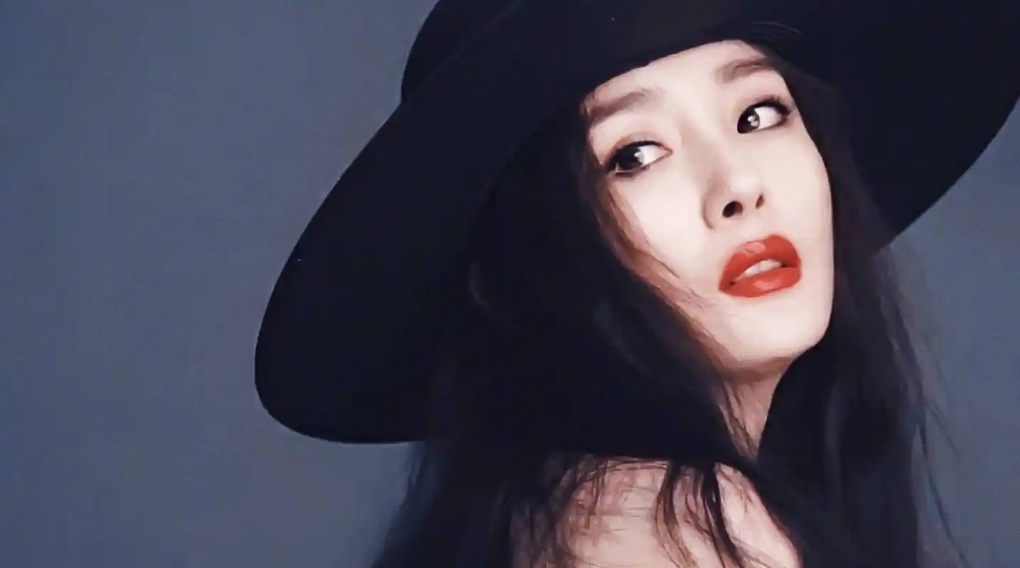 黑衣红唇的杨幂,时尚辣妈范儿也是好看的没sei了