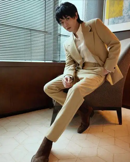 华晨宇穿粉色西装庆生32岁仍有少年感活力很足一点不显老