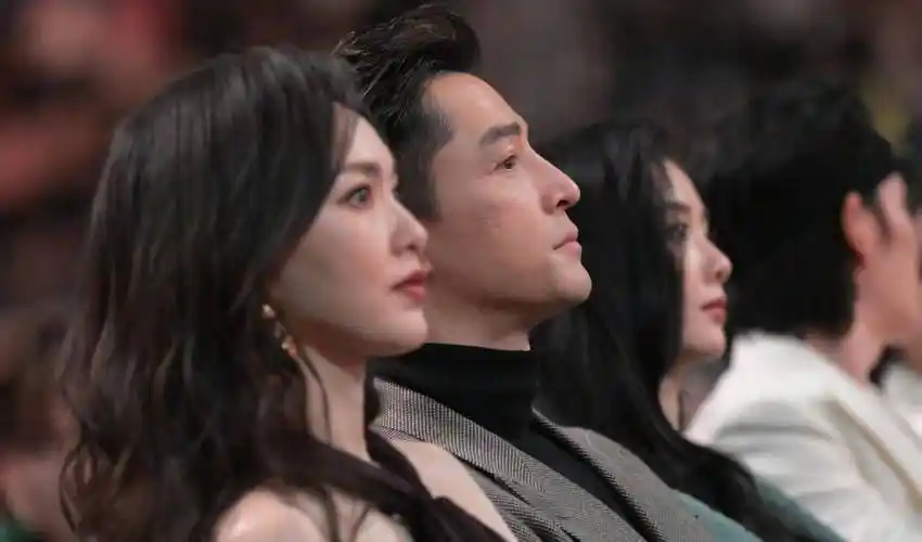 刘亦菲等人的"世纪大同框"成了去年微博之夜的名场面,今年唐嫣,胡歌