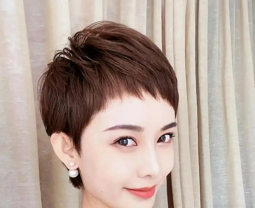 今年这种狗啃式短刘海的超短发越来越受欢迎,无论是网络上,还是大街上
