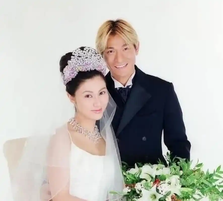 李嘉欣和刘德华的婚纱广告给你带来惊喜了吗!