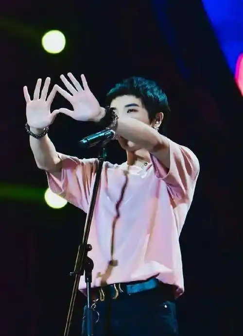 继华晨宇唱歌时比心后,吴青峰又发明了"水晶甜甜圈式比心"?