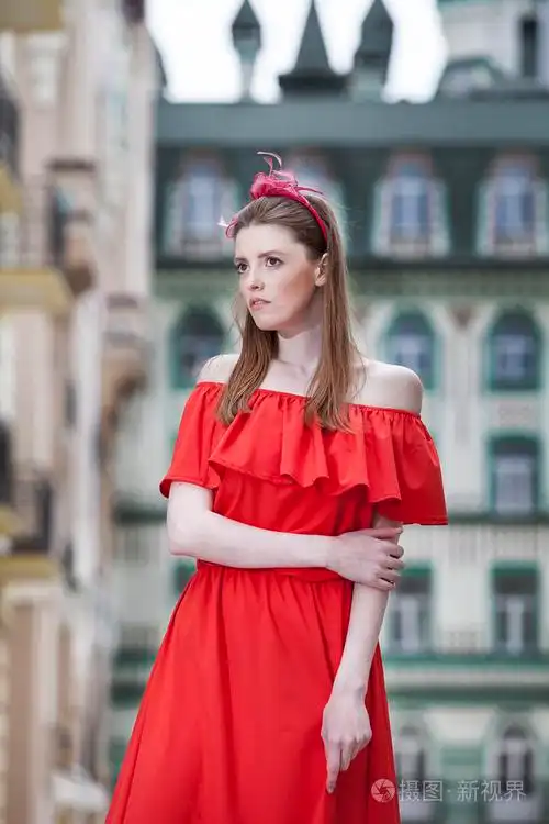 穿红衣服的女孩