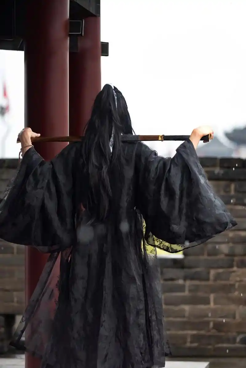 给帅哥拍古风少侠背影,有点云之羽宫二感觉.#汉服 #国风 # - 抖音