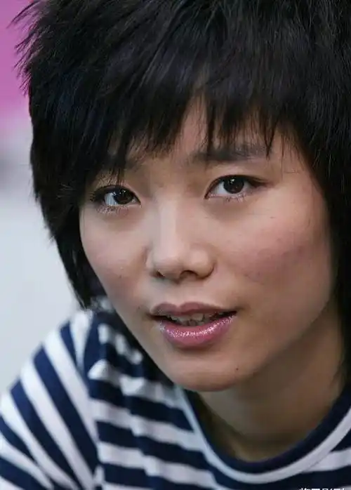 超女许飞出道前是酒吧歌手,曾经一年多没有固定收入_尚雯婕_男孩女孩