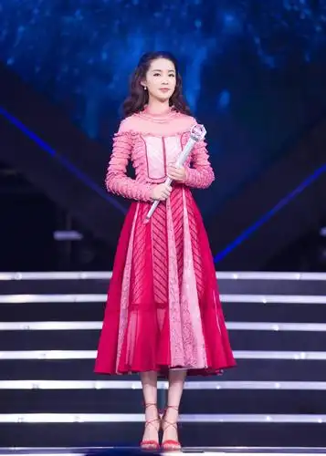 李沁出席某活动,身着粉红拼接礼服,长发披肩,非常淑女气质