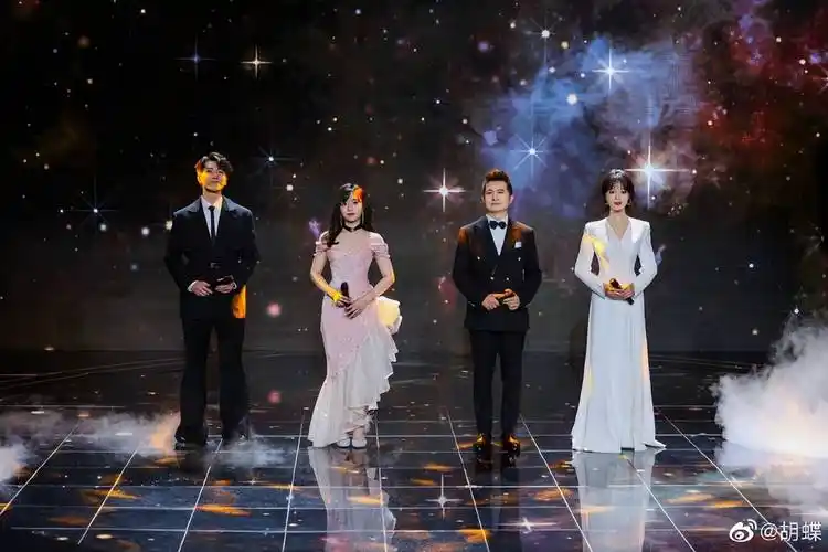 央视总台19位主持人大合照,倪萍朱迅站c位,王冰冰比胡蝶番位高_笑容