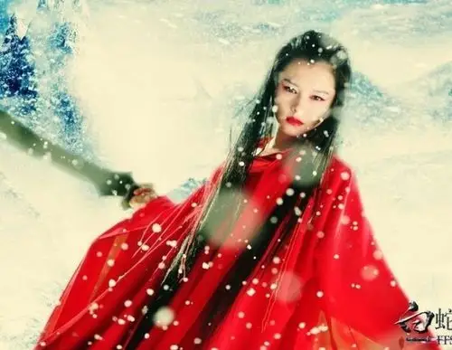 一身红衣似血妖娆, 在雪中的她更为扎眼魅惑了 即使面无表情,也掩盖不