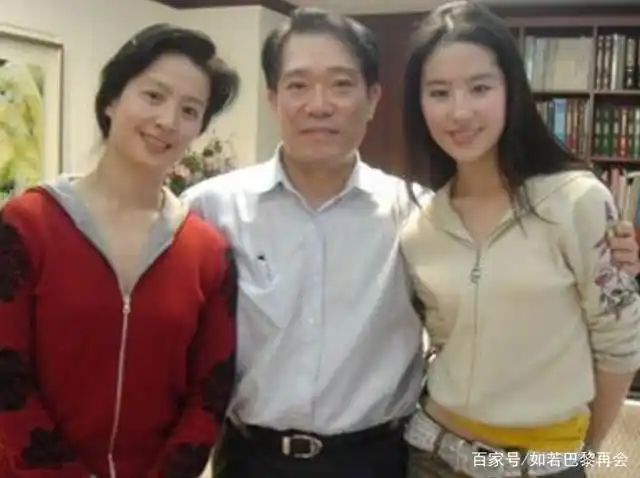 刘亦菲家人合照被晒出,看清和表姐的合照后,网友:刘亦菲最丑