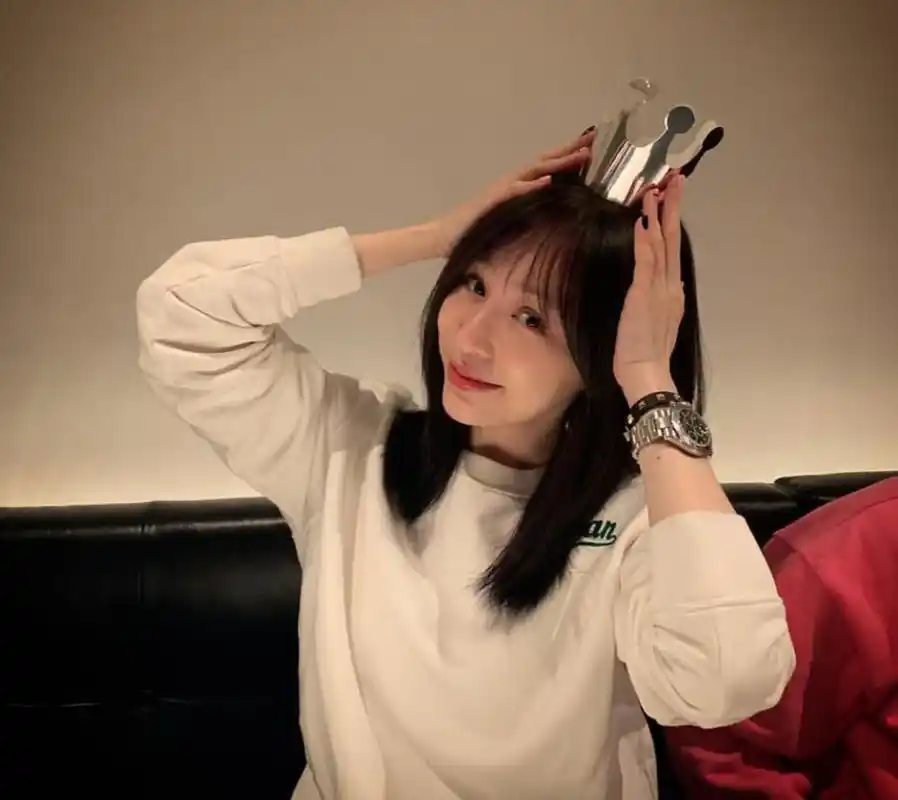 王心凌吃炸年糕不顾身材!喊话:过年就是要吃!减肥是明天的事!