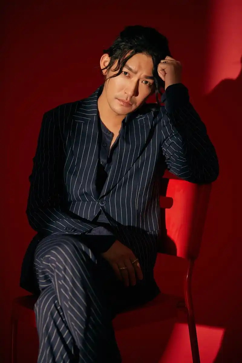 张博复古大片曝光 硬朗帅气玩转怀旧潮流