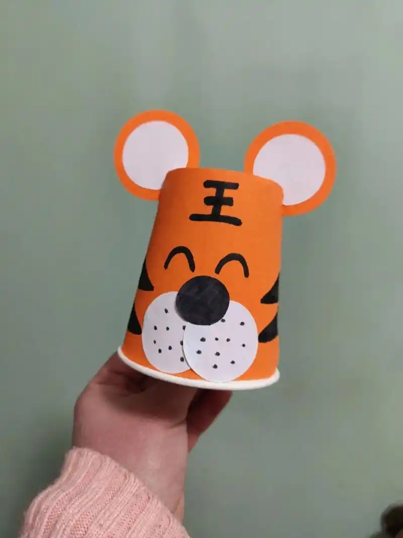 幼儿园手工99纸杯小老虎 材料:纸杯,双面胶,彩纸,水笔,美工刀