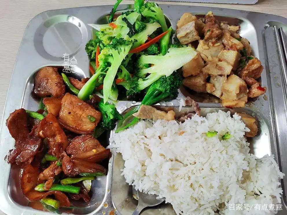 广东大学生晒食堂饭菜,刷爆朋友圈,网友:毕业后才知大学食堂好