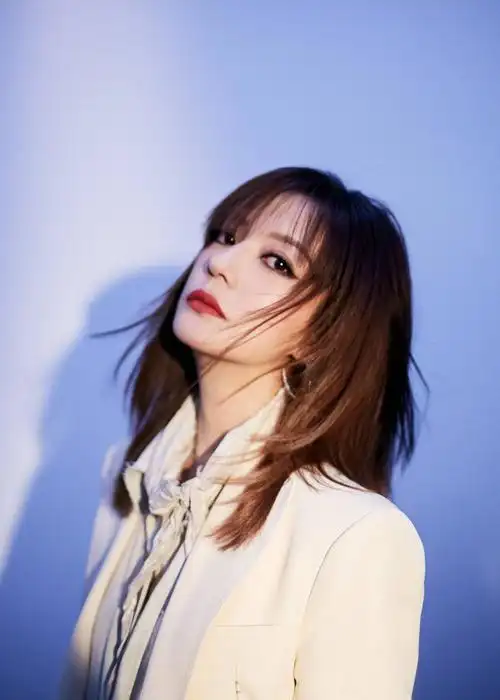 43岁赵薇生图曝光,皮肤下垂难掩老态,却靠优质的穿搭减龄十岁!