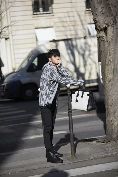 黄子韬亮相巴黎时装周街头凹造型 时尚帅气