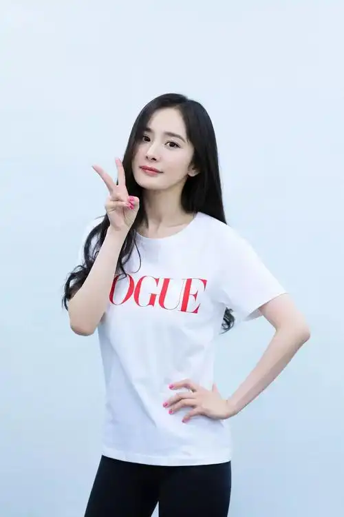 杨幂 in vogue t恤