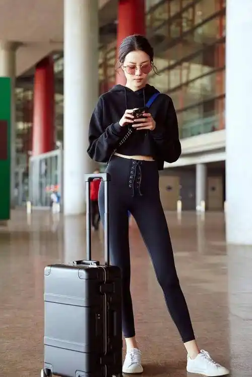 李溪芮体重只有84斤,大晒私服造型,穿羽绒服都遮不住大长腿_身材_国民