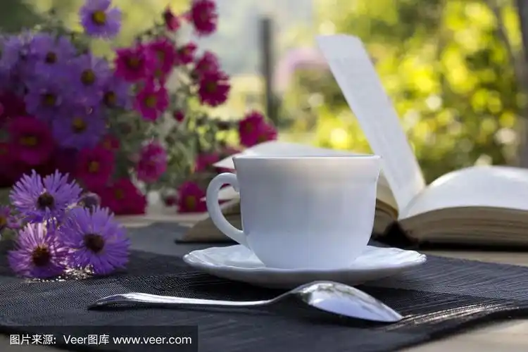 一杯茶,一束花和一本书