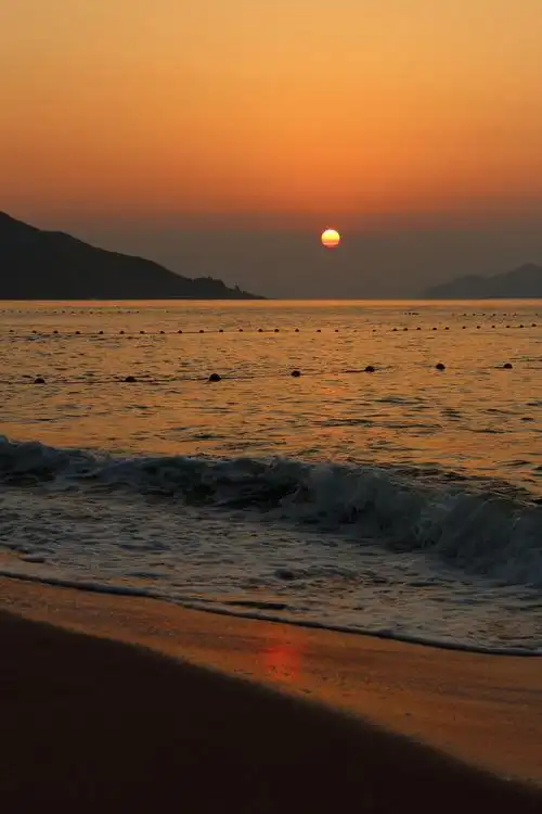 期待以久,终于拍了次海景带日出,欢迎拍砖!