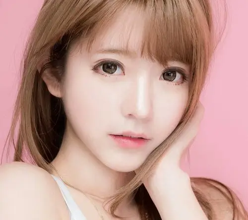 她热衷日本文化,游戏,动漫,幻想,也很喜欢高达.