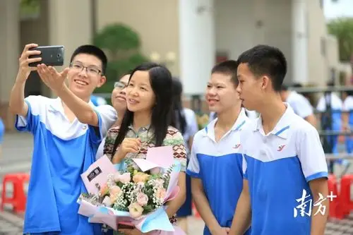 佛山市华英学校毕业班学生和老师合影留念.受访单位供图