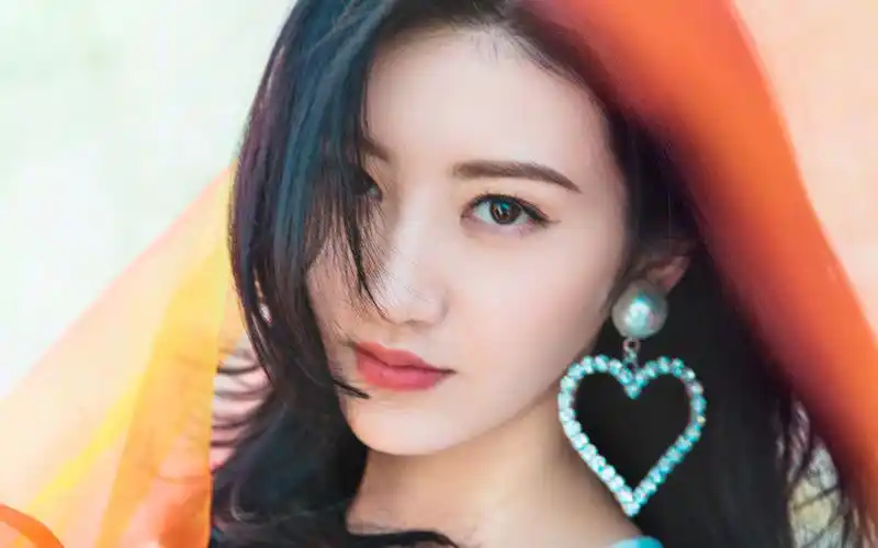 景甜白纱长裙性感写真,舞动红纱是又仙又美!