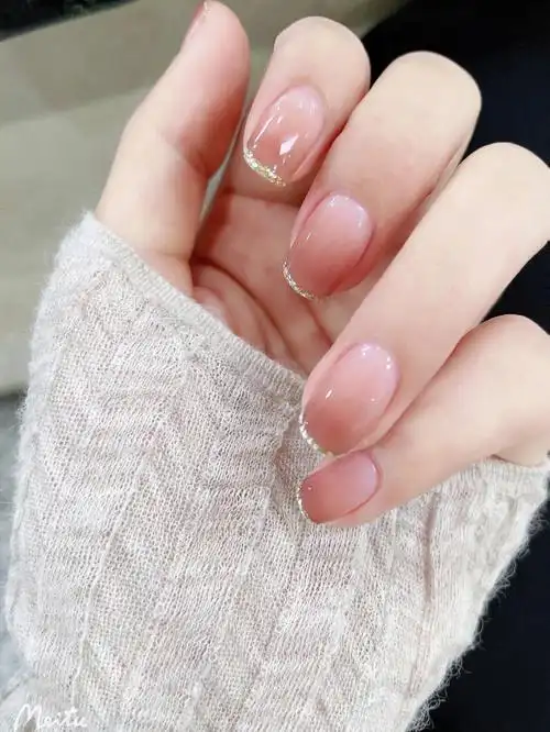 低调精致又温柔我感觉适合所有手型,短甲可做,本人手指甲床是长型的