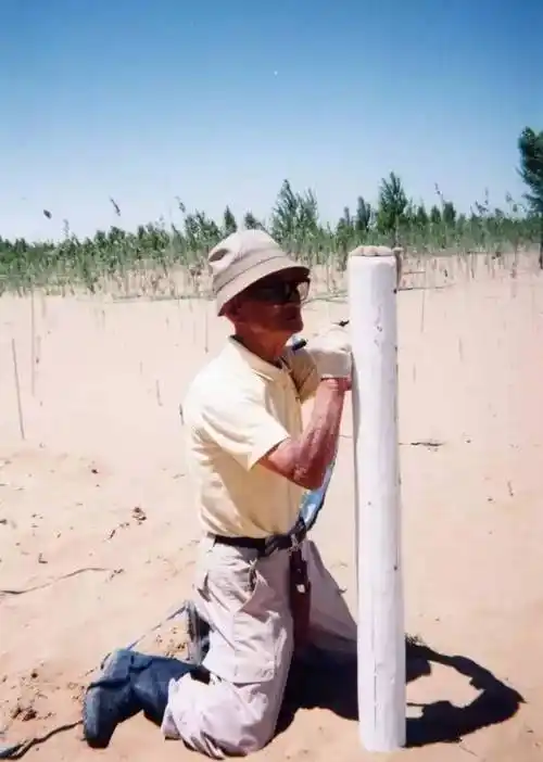 脚蹬高筒雨靴远山先生每年要在恩格贝工作八九个月受聘为治沙总指导