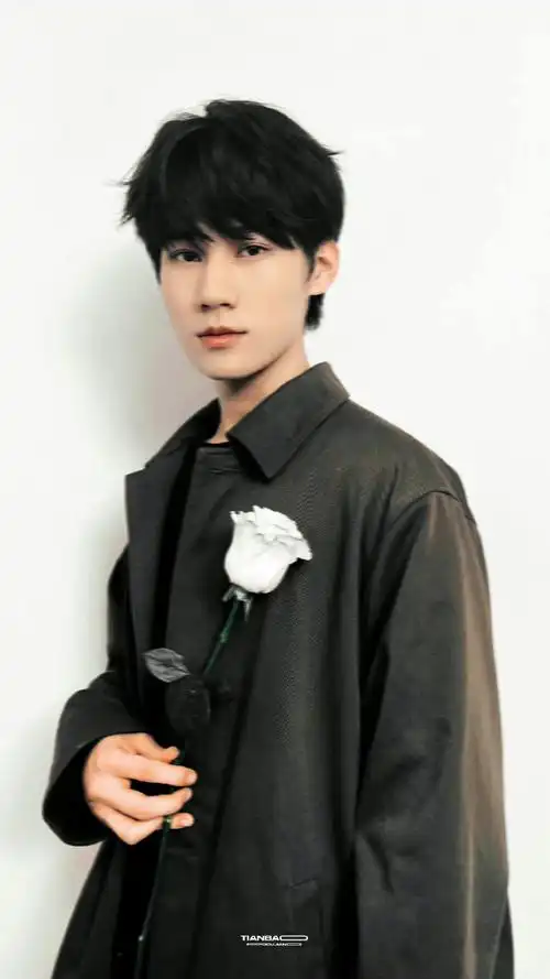 张真源西装侧颜随拍