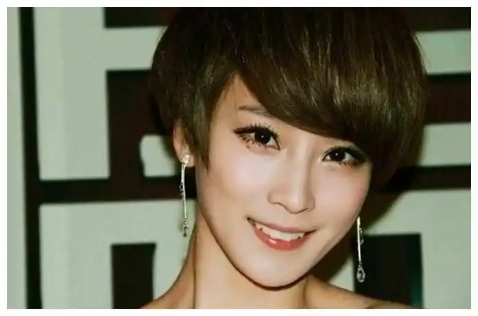 为何吴京当年对谢楠一见钟情?看了旧照后,那时谢楠28岁长发飘飘