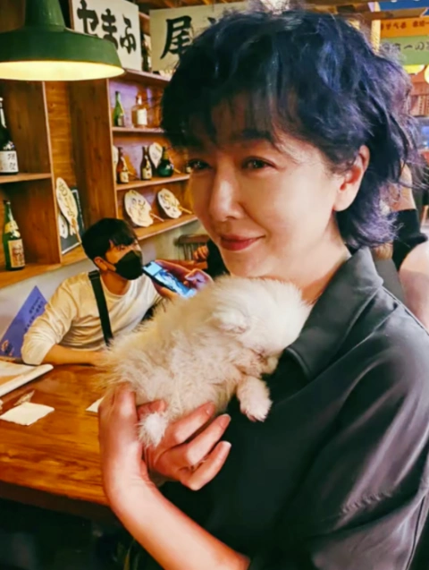 54岁江珊近照曝光素颜出镜难掩好气色