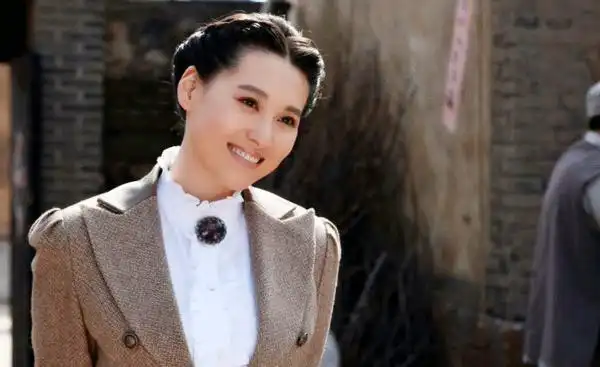 日前,由宁丹琳,雷佳音,周翔,马文龙,董晴等主演的大型抗战题材电视剧