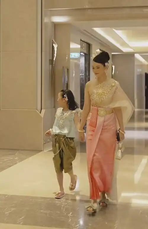 伊能静晒旅行照,意外曝光女儿正脸,6岁小米粒大变样长得像奶奶 - 娱乐