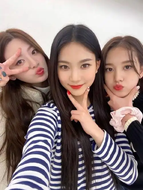 给黛建个日常合照图楼 美女旁边还是美女🤤